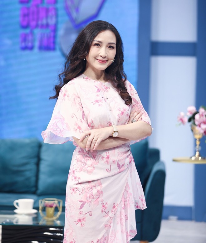 Nhan sắc trẻ đẹp ở tuổi U60 của nữ diễn viên vừa được Huỳnh Anh Tuấn nhận là vợ, còn vào bếp nấu ăn cho - 8