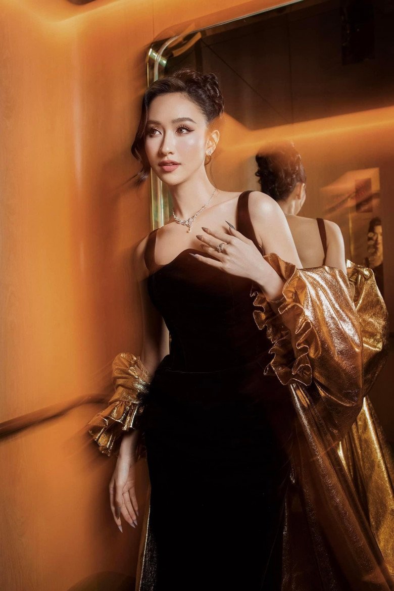 "Nàng thơ xứ Huế" thích mặc váy áo cắt xẻ, nhưng luôn tuân thủ một điều để không hớ hênh - 11