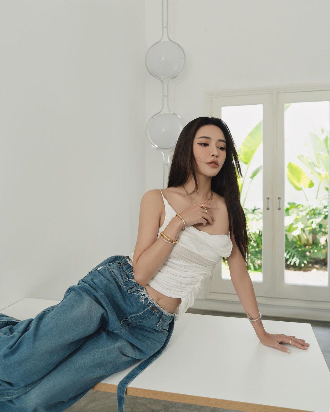 Bích Phương mặc đồ xuyên thấu như váy ngủ đi diễn ở bar, CĐM liền đặt dấu chấm hỏi - 11