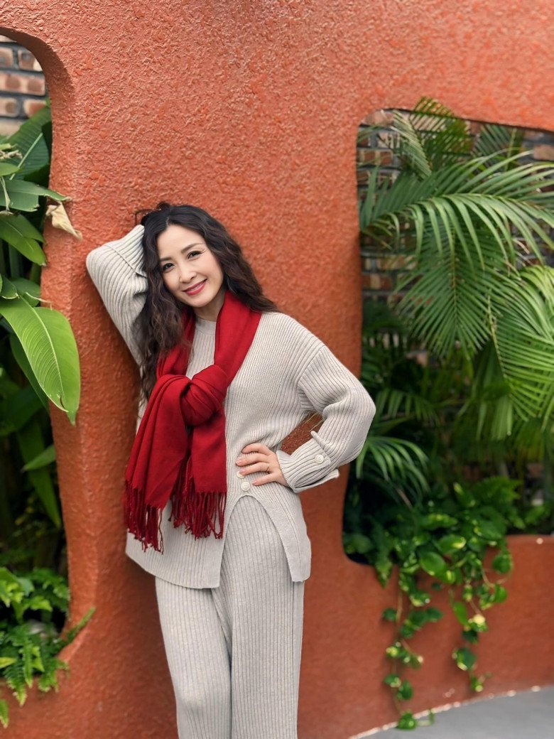 &#34;Mỹ nhân màn ảnh miền Bắc&#34; Khánh Huyền U55 vẫn xinh đẹp, da dẻ láng mịn nhờ bí quyết làm đẹp 0 đồng - 14