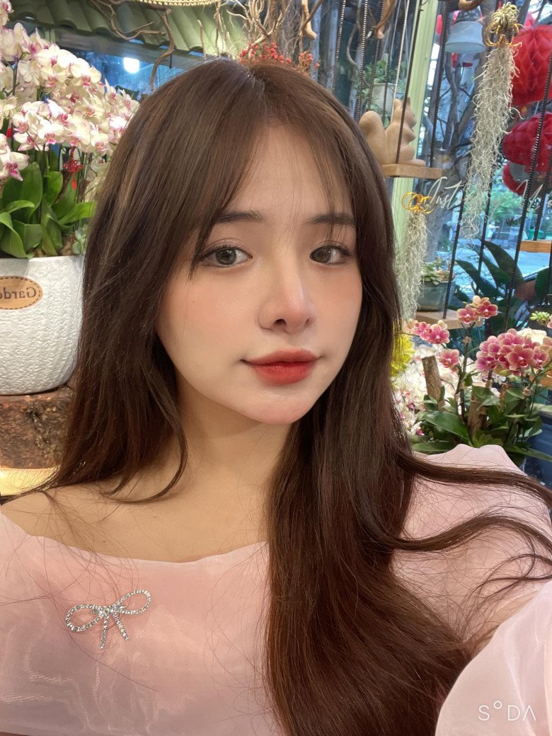 Cô gái chụp ảnh cưới cùng Phạm Thoại là ai?