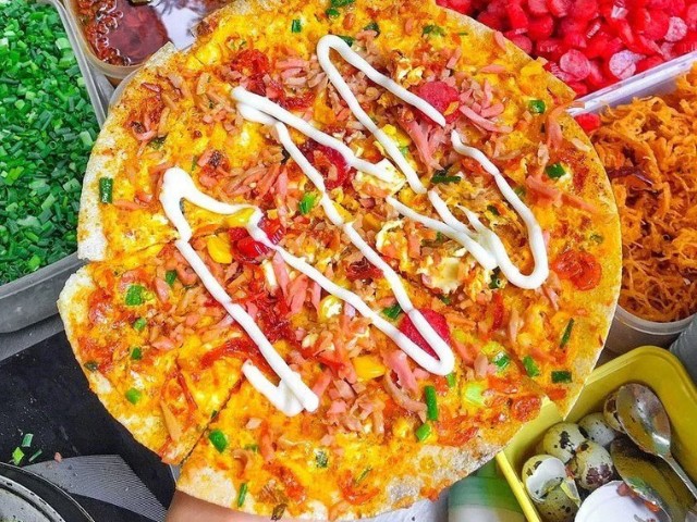 Ẩm thực Hồ Con Rùa khiến giớ trẻ "mê mệt", bánh tráng nước, xôi chiên chỉ từ 15.000 đồng - 2