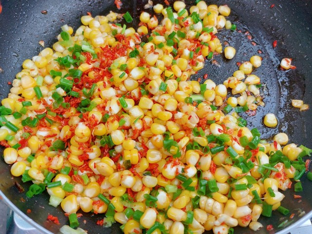 Ẩm thực Hồ Con Rùa khiến giớ trẻ "mê mệt", bánh tráng nước, xôi chiên chỉ từ 15.000 đồng - 4