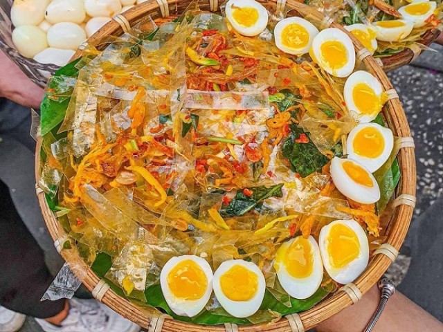 Ẩm thực Hồ Con Rùa khiến giớ trẻ "mê mệt", bánh tráng nước, xôi chiên chỉ từ 15.000 đồng - 5