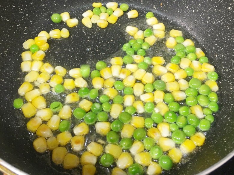 Làm cơm rang thập cẩm, thêm xíu bột này vào vị khác lạ hẳn, ngon miệng ai cũng muốn thử lần sau - 4