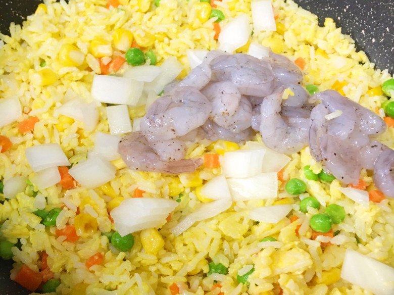 Làm cơm rang thập cẩm, thêm xíu bột này vào vị khác lạ hẳn, ngon miệng ai cũng muốn thử lần sau - 6