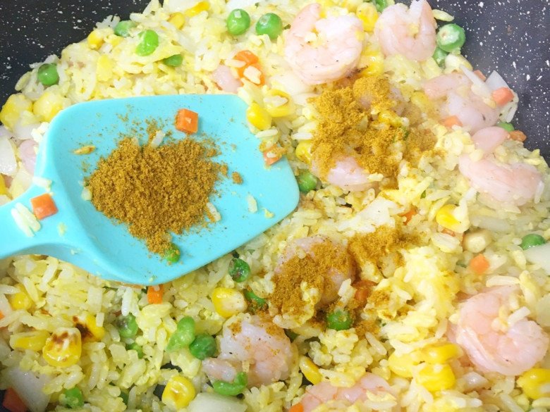 Làm cơm rang thập cẩm, thêm xíu bột này vào vị khác lạ hẳn, ngon miệng ai cũng muốn thử lần sau - 8