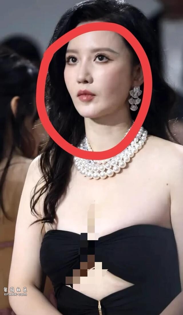 Hoa hậu "phồn thực" xứ Trung U50 diện váy bó chặt cơ thể, liên tục kéo chỉnh tại sự kiện - 5