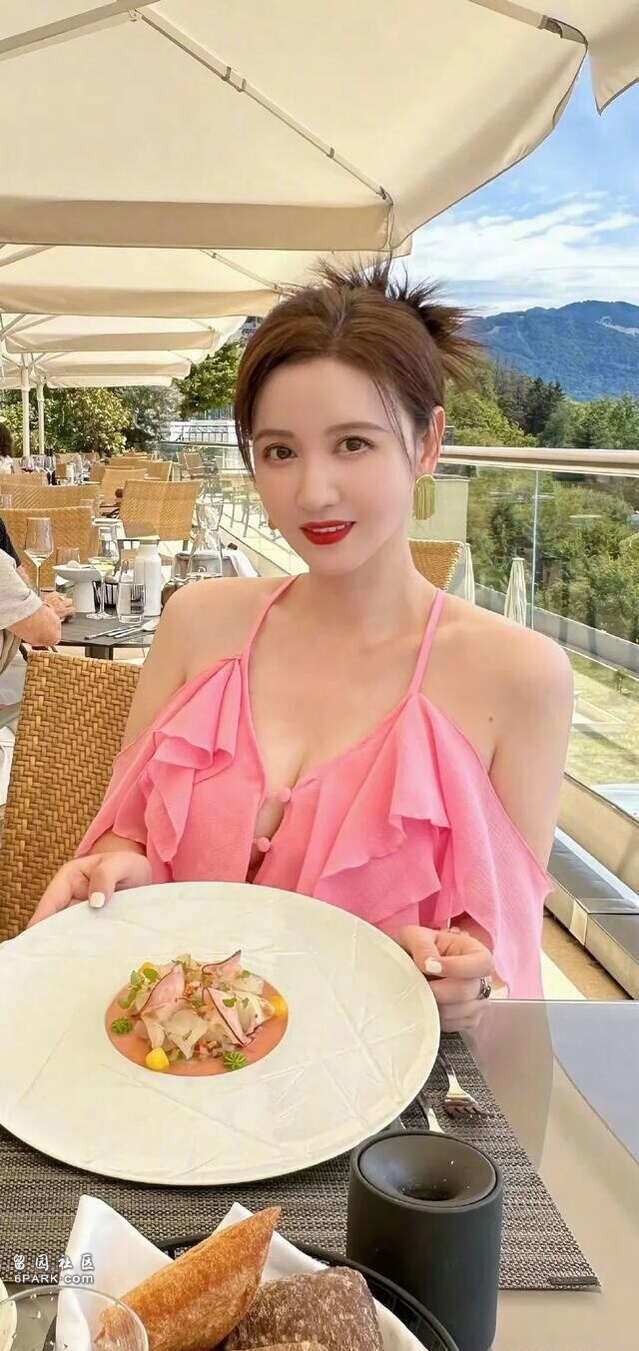 Hoa hậu "phồn thực" xứ Trung U50 diện váy bó chặt cơ thể, liên tục kéo chỉnh tại sự kiện - 9