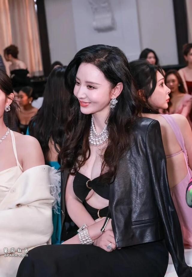 Hoa hậu "phồn thực" xứ Trung U50 diện váy bó chặt cơ thể, liên tục kéo chỉnh tại sự kiện - 1