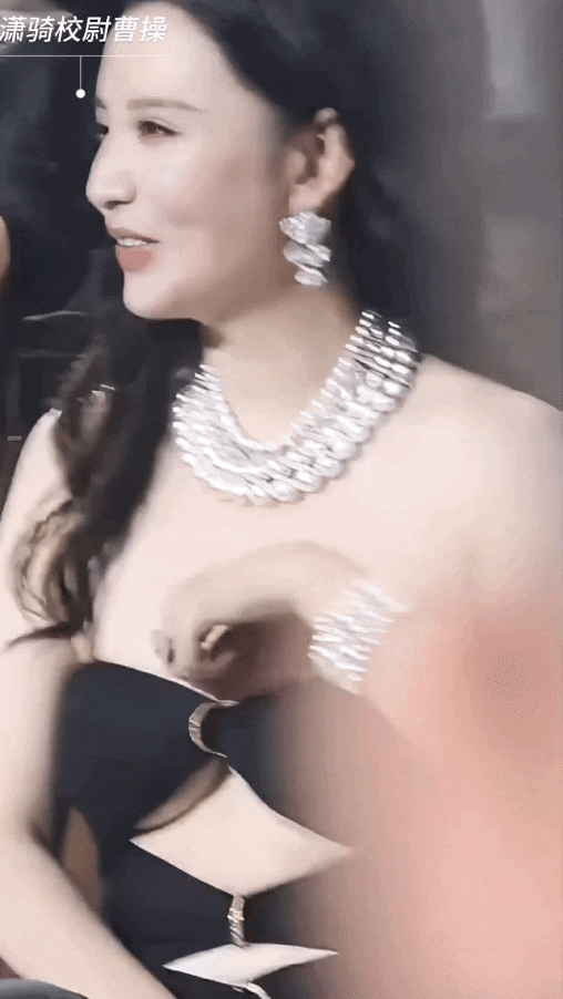 Hoa hậu "phồn thực" xứ Trung U50 diện váy bó chặt cơ thể, liên tục kéo chỉnh tại sự kiện - 3