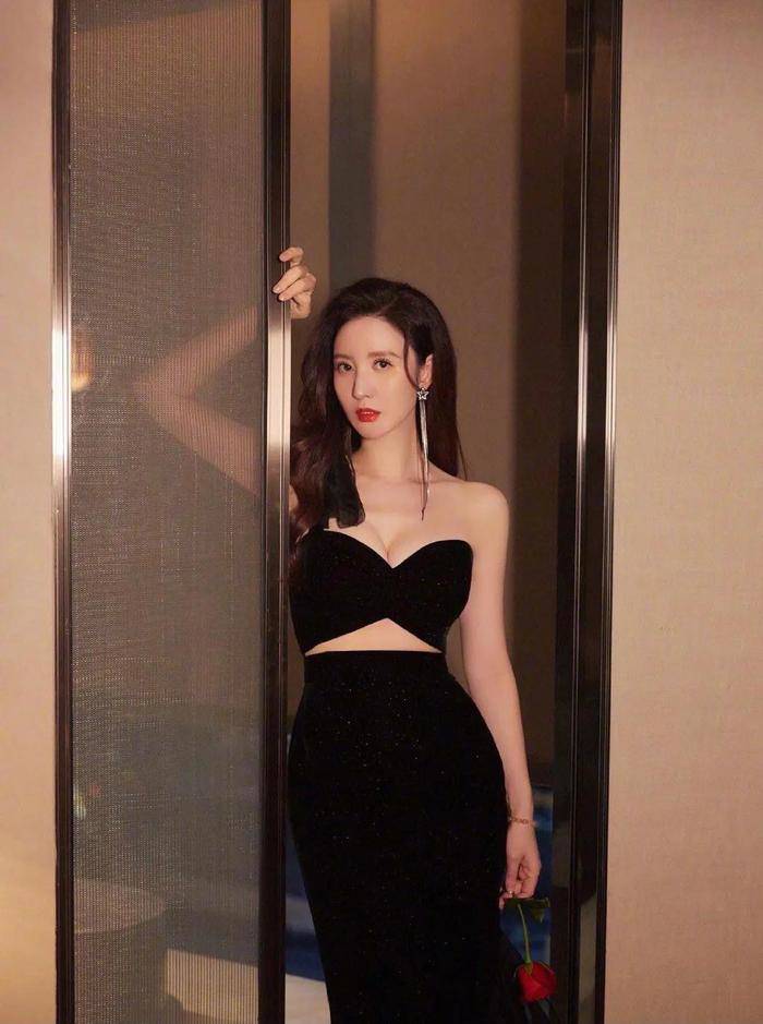 Hoa hậu "phồn thực" xứ Trung U50 diện váy bó chặt cơ thể, liên tục kéo chỉnh tại sự kiện - 6