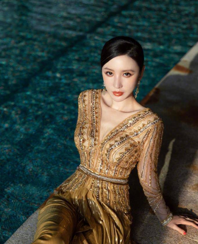 Hoa hậu "phồn thực" xứ Trung U50 diện váy bó chặt cơ thể, liên tục kéo chỉnh tại sự kiện - 12