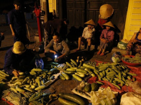 Giữa lòng Hội An có phiên chợ chỉ dành cho phụ nữ, tồn tại hơn 30 năm dù chỉ họp vào 1h sáng