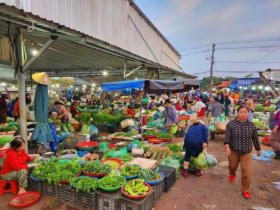 Giữa lòng xứ Huế có khu chợ đầu mối lớn nhất thành phố, còn được gọi là phiên chợ "đặc biệt" vì 1 lý do