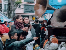 Cuối năm đi khu chợ đồ cổ có 1-0-2 giữa lòng phố cổ, tồn tại từ thời Pháp thuộc nay vẫn đông nghịt khách mỗi dịp Tết