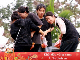 Phong tục lấy may "có 1 không 2" ở Thanh Hóa: Nhuộm đỏ cả khu chợ bằng cà chua, bị tấn công vẫn vui