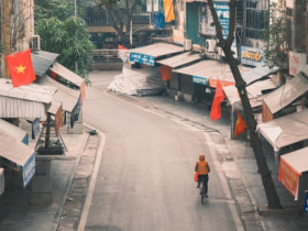 Hà Nội vắng vẻ ngày Tết: Những ngày hiếm hoi Thủ đô không tắc đường, chị em đứng giữa phố chụp ảnh thoải mái