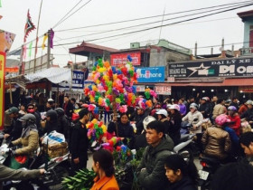 Phiên chợ họp duy nhất vào mùng 6 Tết lúc nào cũng đông nghịt người, ai đến cũng mong "mua may bán rủi"