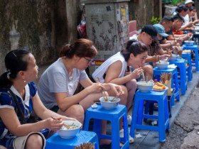 Lạ lùng quán “phở nước đục” 4 đời ở Hà Nội, khách xếp hàng dài chờ đến lượt, tự bê và ngồi vỉa hè thưởng thức