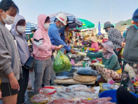 Về Ninh Thuận có khu chợ truyền thống đặc biệt, mua hải sản vừa rẻ vừa ngon mà không phải ai cũng biết