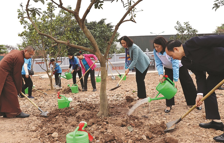 Phụ nữ vun trồng tương lai - 1