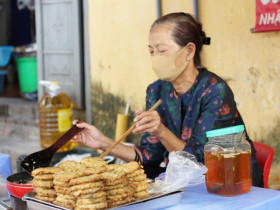 Ở Hà Nội có hàng chả rươi hút khách theo công thức “ba xoa hai đập”, quán bé xíu, ai muốn mua phải xếp hàng chờ