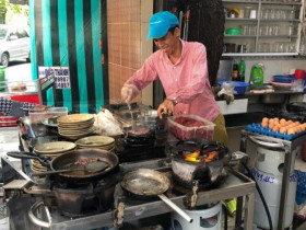 Tiệm bò né đông nhất Sài Gòn, ngày bán 300 suất, giá vỉa hè mà ngon như bít tết tiền triệu nhờ món pate độc quyền 