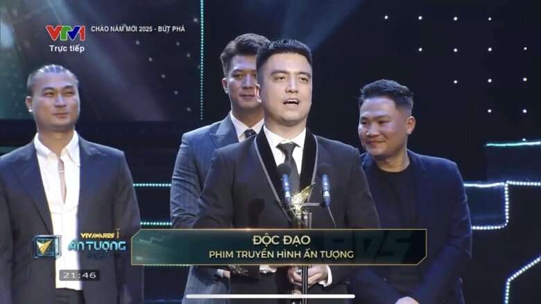 VTV Awards 2024: Duy Hưng nhận giải Nam diễn viên ấn tượng, không quên câu cửa miệng làm ai nấy phì cười - 16