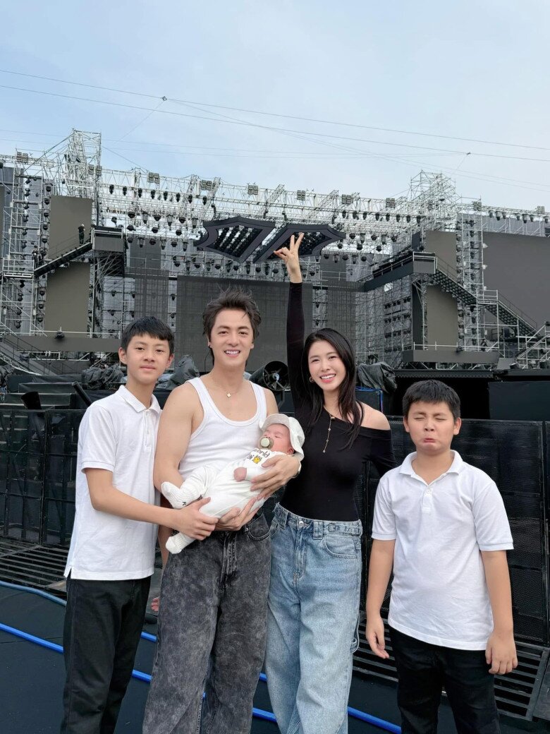 3 cô vợ sống trong biệt phủ triệu đô, chỉ duy nhất một người ít sắm hàng hiệu, mê đồ bình dân - 1