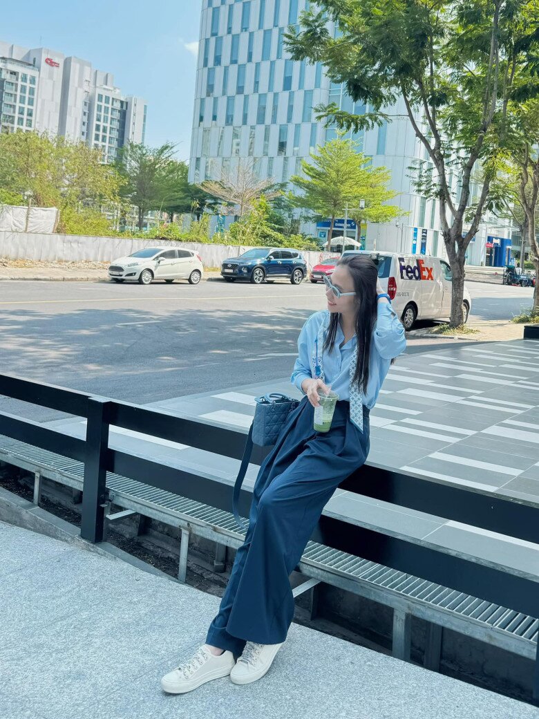 Đẻ xong hai con, Đàm Thu Trang bất ngờ khoe vẻ gợi cảm với chiếc áo tàng hình bên bàn tiệc - 5