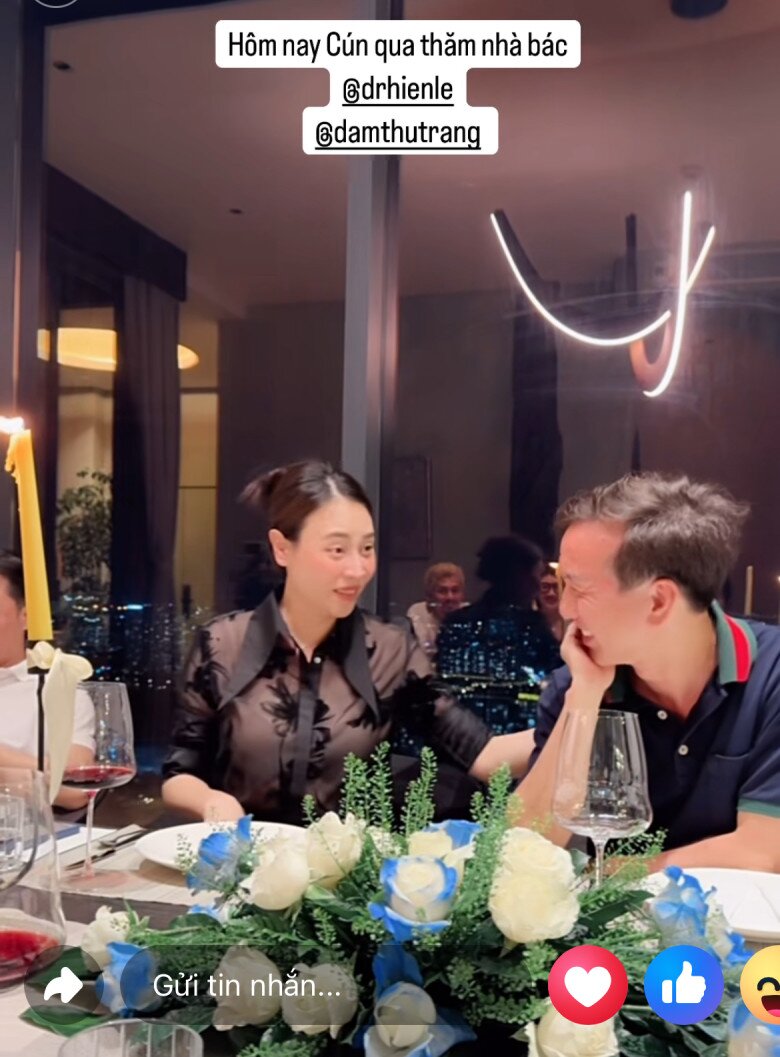 Đẻ xong hai con, Đàm Thu Trang bất ngờ khoe vẻ gợi cảm với chiếc áo tàng hình bên bàn tiệc - 2