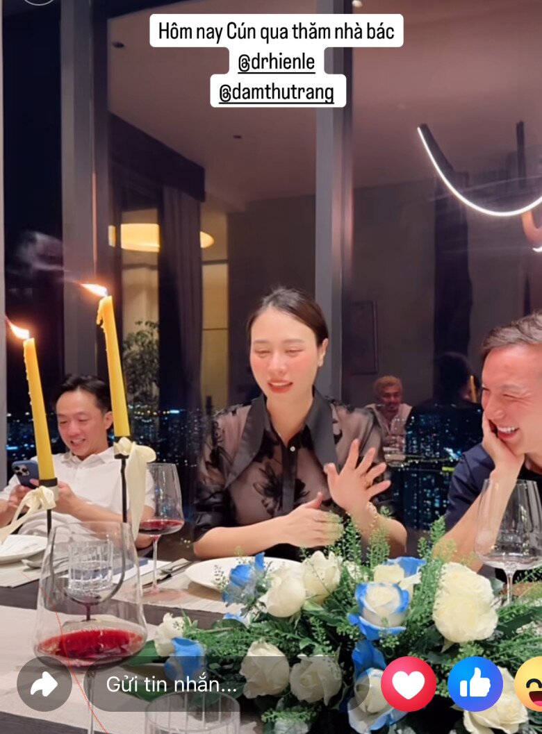 Đẻ xong hai con, Đàm Thu Trang bất ngờ khoe vẻ gợi cảm với chiếc áo tàng hình bên bàn tiệc - 1