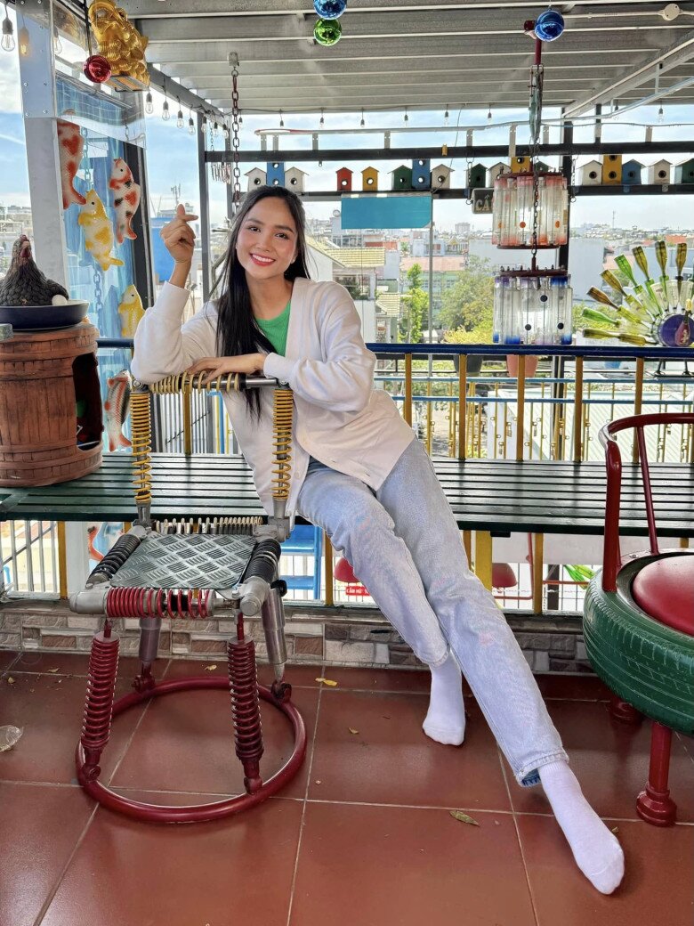 H&#39;Hen Niê xuất hiện sau khi được cầu hôn, mặc đồ đơn giản nhưng khoe khéo chiếc nhẫn kim cương - 10