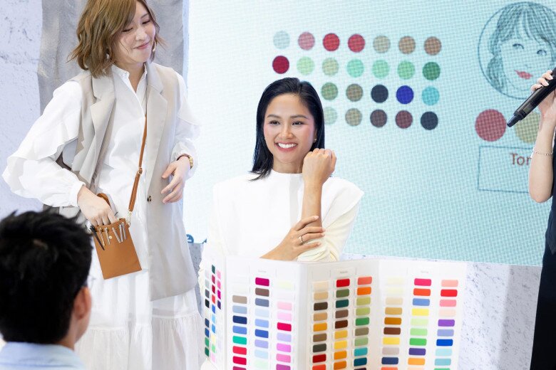 H&#39;Hen Niê xuất hiện sau khi được cầu hôn, mặc đồ đơn giản nhưng khoe khéo chiếc nhẫn kim cương - 4