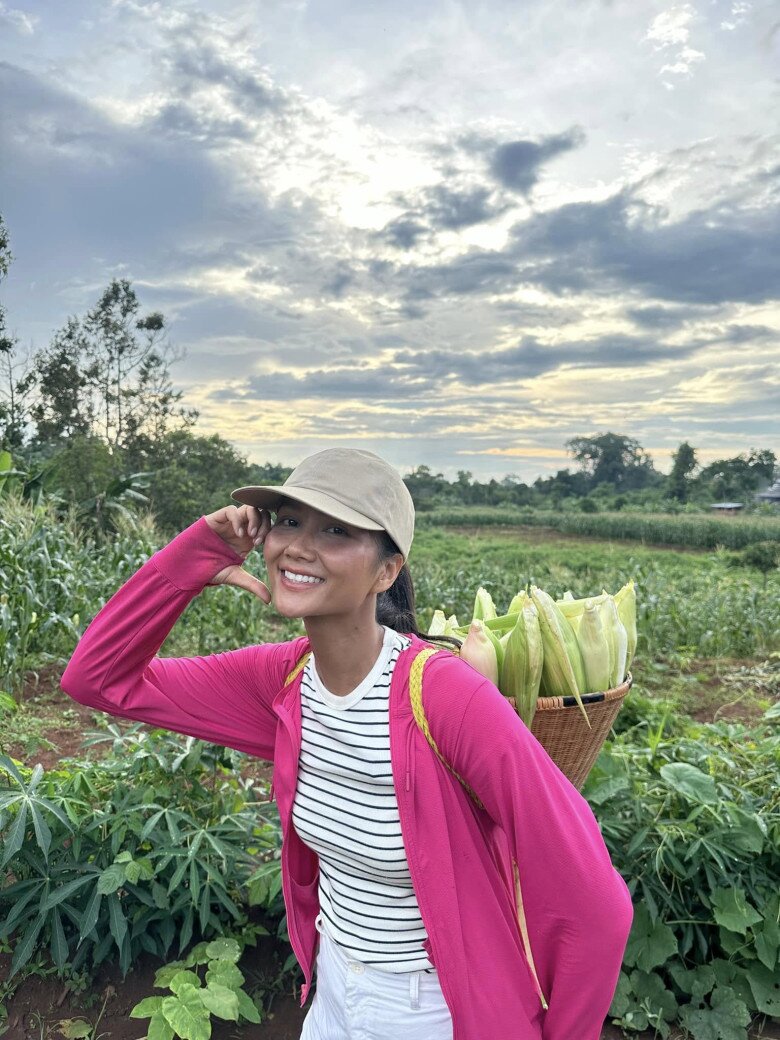 H&#39;Hen Niê xuất hiện sau khi được cầu hôn, mặc đồ đơn giản nhưng khoe khéo chiếc nhẫn kim cương - 11