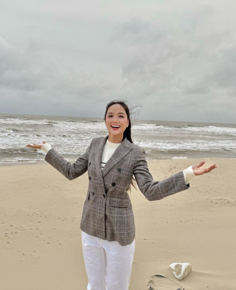 H&#39;Hen Niê xuất hiện sau khi được cầu hôn, mặc đồ đơn giản nhưng khoe khéo chiếc nhẫn kim cương - 9