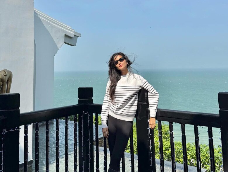 H&#39;Hen Niê xuất hiện sau khi được cầu hôn, mặc đồ đơn giản nhưng khoe khéo chiếc nhẫn kim cương - 5