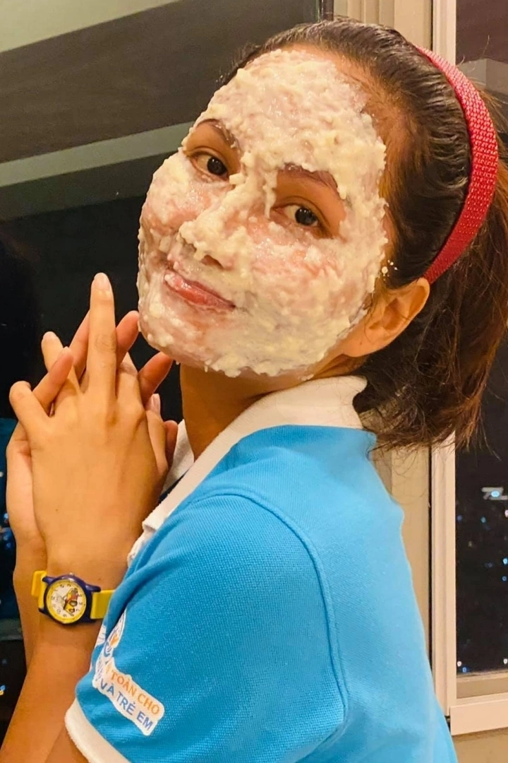 H&#39;Hen Niê bị chồng tung ảnh dìm hàng, lộ món đồ rẻ bèo mà nàng hậu dùng dưỡng da - 2