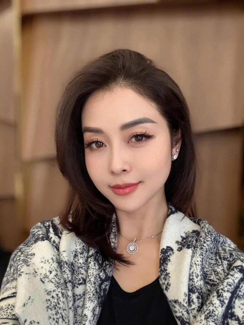 Jennifer Phạm mặc đồ ngủ trăm triệu dạo phố, khoe sắc mỹ miều bên cạnh người đàn ông nổi tiếng - 9