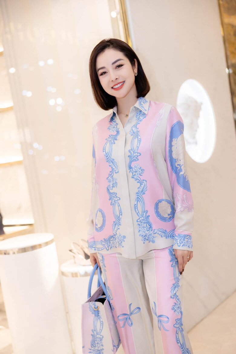 Jennifer Phạm mặc đồ ngủ trăm triệu dạo phố, khoe sắc mỹ miều bên cạnh người đàn ông nổi tiếng - 1