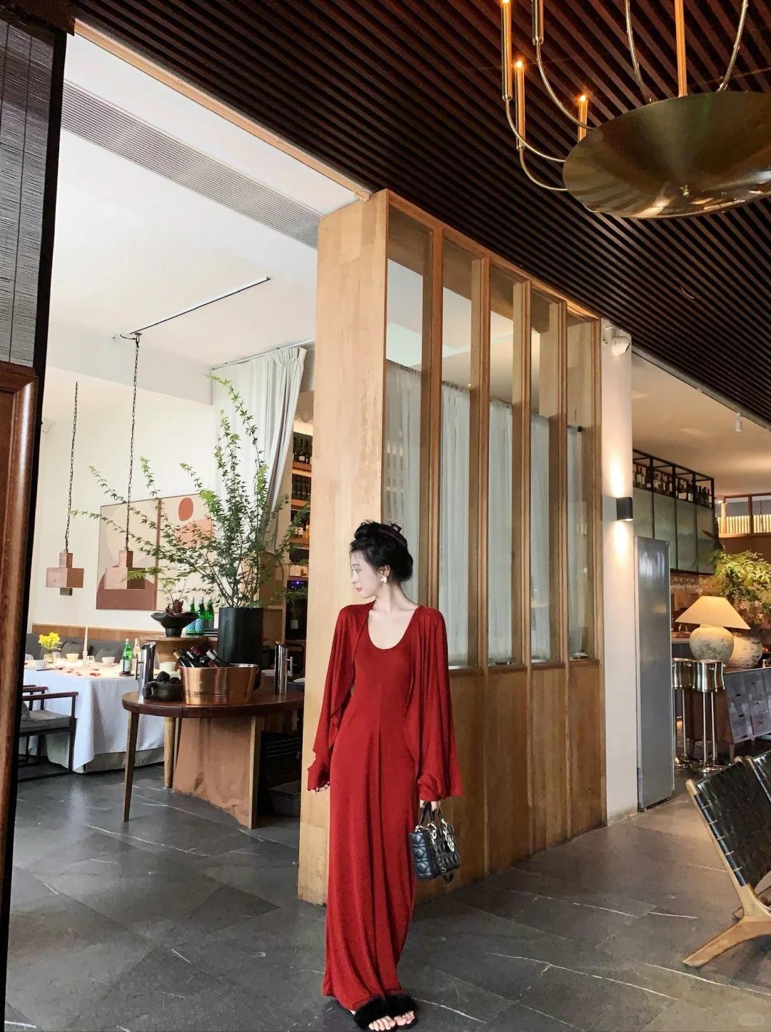 Nên sắm áo đỏ hay chân váy đỏ? Chị em chỉ cần mua món này, đảm bảo mặc đẹp và may mắn cả năm - 14