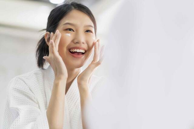 Trời mưa nồm, lớp trang điểm nhanh trôi, chuyên gia chỉ 4 mẹo giúp son phấn bám chắc như dính keo trên mặt - 2