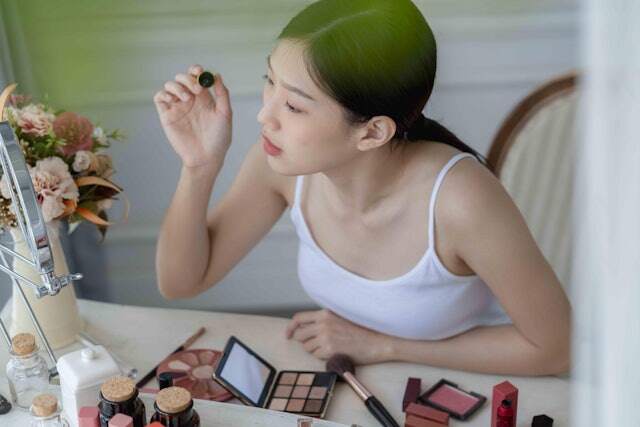 Trời mưa nồm, lớp trang điểm nhanh trôi, chuyên gia chỉ 4 mẹo giúp son phấn bám chắc như dính keo trên mặt - 1