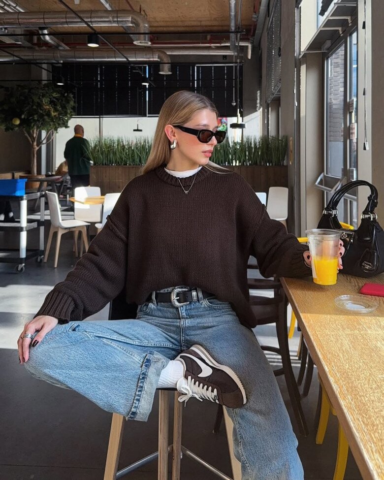 Mặc đồ tối màu đi làm sao cho đẹp? Tham khảo 10 outfit &#34;ruột&#34; của blogger thời trang lên đồ sang như minh tinh - 4