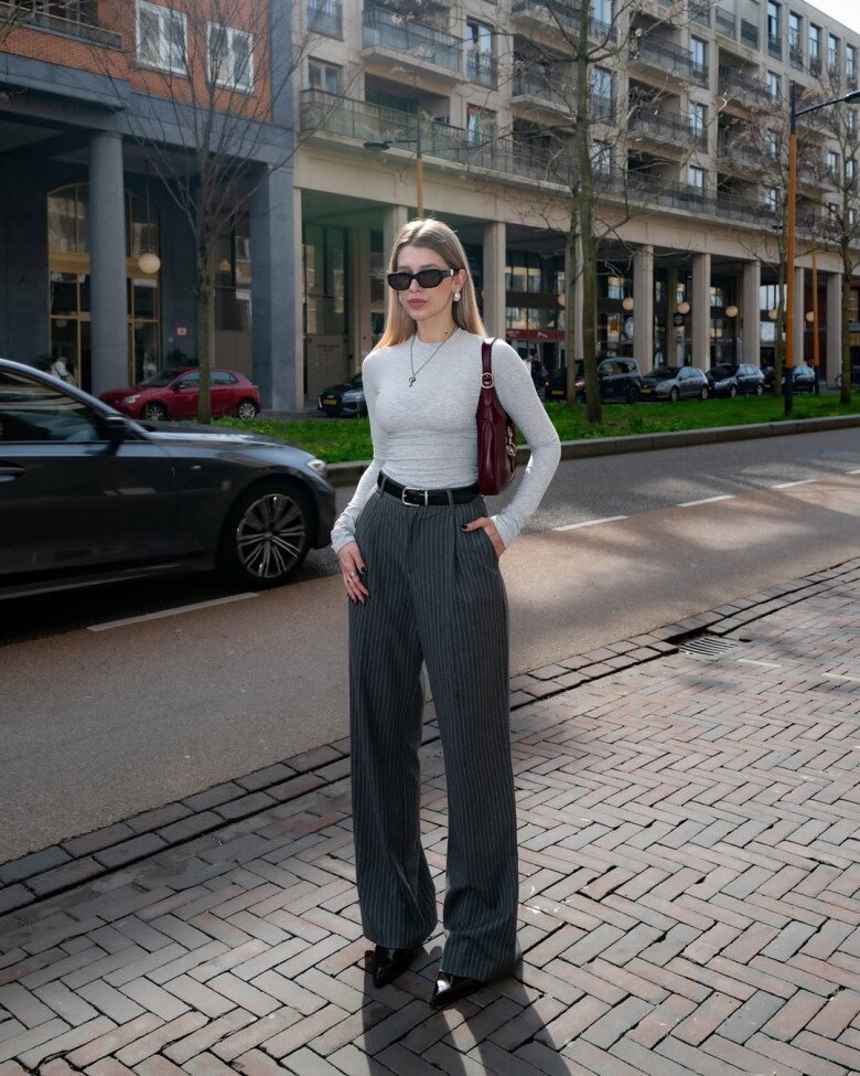 Mặc đồ tối màu đi làm sao cho đẹp? Tham khảo 10 outfit &#34;ruột&#34; của blogger thời trang lên đồ sang như minh tinh - 13