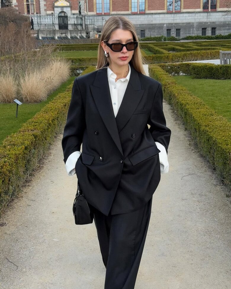 Mặc đồ tối màu đi làm sao cho đẹp? Tham khảo 10 outfit &#34;ruột&#34; của blogger thời trang lên đồ sang như minh tinh - 10