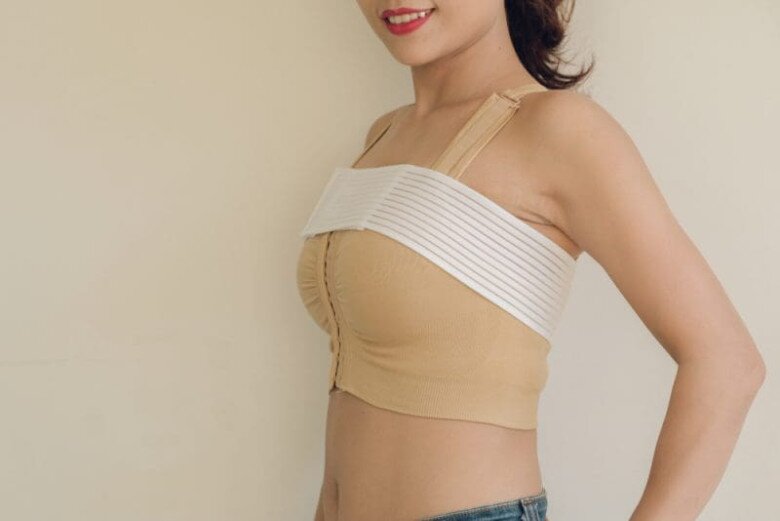 Hoa hậu Ý Nhi xinh như tiên tử trong ngày thông báo dừng học đi thi Miss World, CĐM săm soi một vết tích - 9