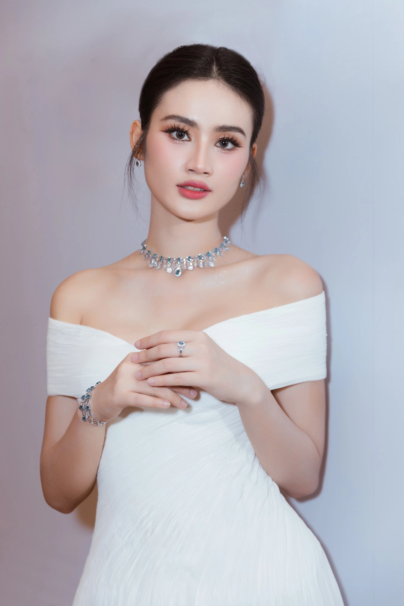Hoa hậu Ý Nhi xinh như tiên tử trong ngày thông báo dừng học đi thi Miss World, CĐM săm soi một vết tích - 4