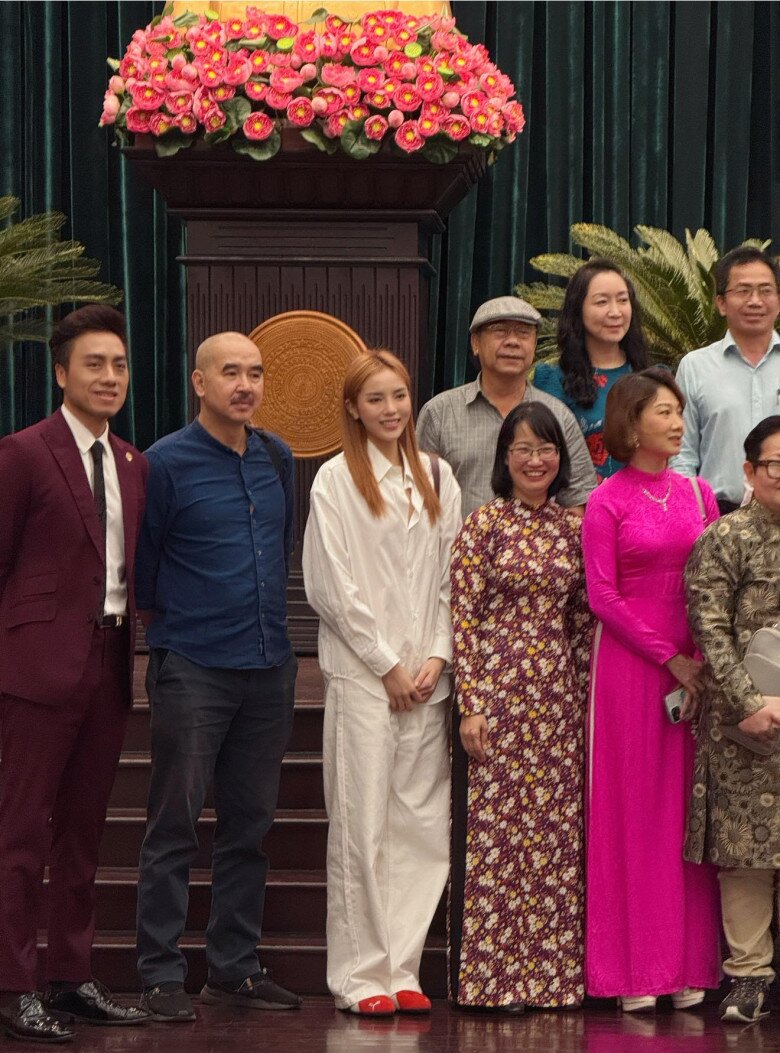 Mặc lại kiểu áo sơ mi trắng, Kỳ Duyên rút kinh nghiệm phối đồ không còn xuề xòa - 8